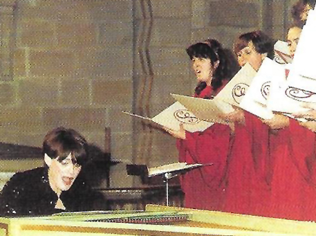Lynne Kurzeknabe al clavecín, dirigiendo a la Coral de Santander en la Catedral.